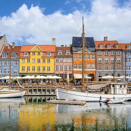 Tivoli 2 - Spacious 3 Bedroom Near Tivoli Apartment Copenhagen