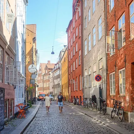 Tivoli 2 - Spacious 3 Bedroom Near Tivoli Apartment Copenhagen